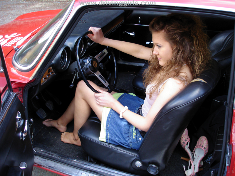 Женщина на свежем воздухе и в автомобиле показывает прелести